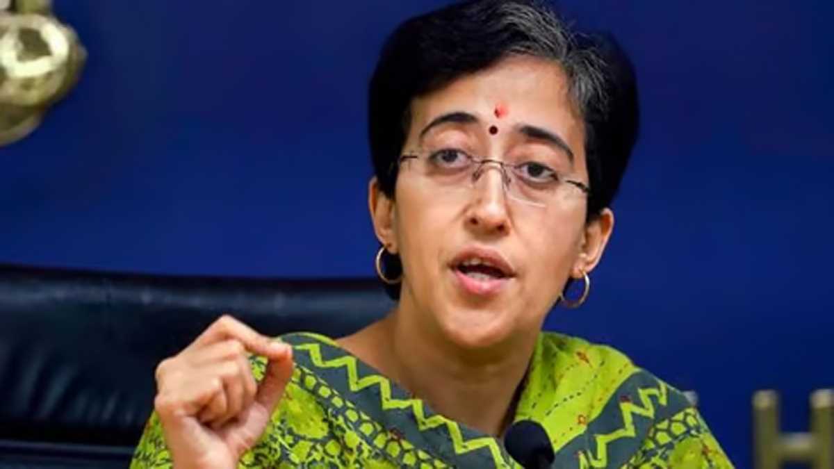 दिल्ली : चाकूबाजी के पीड़ित परिवार से एम्स में मिलीं सीएम आतिशी